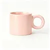 Taza redonda regordeta con mango redondo y bloques de color muy atractivos con logotipo personalizado, una taza de cerámica de alta gama adecuada como regalo navideño o recuerdo