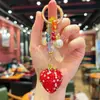 Llavero Creativo y de Moda con Bloques de Color y Cuentas, Totalmente Cubierto de Pedrería, Diseño de Fresa 3D, Lindo y Dulce, Accesorio de Alto Valor para Bolsos de Niñas