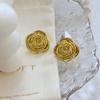 Pendientes de flores de metal retro francés, ligeros, lujosos, de alta gama, con diseño de nicho, estilo Hong Kong, pendientes de camelia tridimensionales.