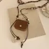 Bolso de mano mini de gamuza de alta gama, bolso de mano pequeño, pañuelo de seda, bolso cruzado con cuentas, estuche para auriculares, bolso de cuello de nicho y bolso versátil