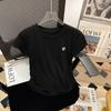 Camiseta Branca Bordada com Cintura Franzida para Mulheres Pure Desire Gola Redonda Ombro Direito Manga Curta Verão Top Curto Slim para Pessoas Baixas