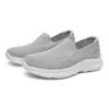 Estilo Novo Primavera e Verão Feminino Slip-On Respirável Fly-Knit Vazado Casual Tênis Versátil Sapato Único Sola Macia Sapatos para Caminhada