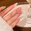Brincos de Argola de Metal Minimalistas para Mulheres, Tachas de Estilo Nicho de Luxo Leve de Alta Qualidade, Novas Joias Populares de 2025