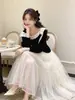 Top de terciopelo Nanyou estilo francés, sin hombros, con bloques de color y pedrería para mujer, nueva colección principios de otoño 2026, con lazo y tirantes fluidos, una blusa chic y elegante