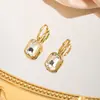 Moda Europea y Americana Nuevo Nicho Pendientes Microincrustados Acero de Titanio Chapado en Oro de 18K Esquina Recortada Rectangular Colgante de Zirconia Pendientes para Mujer