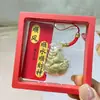 Colgante Dorado para Teléfono Móvil Serie Año de la Oveja Estilo Nuevo Oveja Pequeña Doble Cara Llavero de Oro Macizo Actividad Cultural y Creativa Conductor de Tráfico Pequeño Regalo