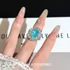 Anel oval deslumbrante azul e prateado estilo palácio com diamantes totais, design de nicho requintado e de luxo leve, anel de luxo de alta qualidade e alta resistência