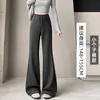 Calça atlética feminina estilo americano, fluida, elástica, de cintura alta, levemente flare, coleção outono 2026, casual, slim-fit e que valoriza a silhueta.