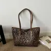 Nueva Colección Otoño/Invierno 2026: Gran Capacidad, Elegante, Versátil, Alta Calidad, Moderno Bolso de Hombro/Tote con Estampado de Leopardo