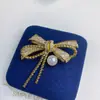 Accesorios DIY Chapado en Oro Grueso Zirconia Microincrustada Elegante Lazo Broche de Perla Pin Accesorios de Moda Portaflores Vacío