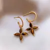 Pendientes de Aguja de Plata Estilo Retro de Hong Kong de Alta Gama Color Maillard Pendientes de Mujer para el Trabajo Estilo Artístico Elegantes de Lujo Ligero