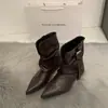 Stock Listo Botines Western de Punta Retro para Mujer Otoño Invierno Cuero Diseño de Hebilla Nicho Pequeño Tacón Grueso Botas para Pierna de Pantalón Chica Spicy