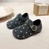 Zapatos Birkenstock para Niñas 2026 Otoño/Invierno Nuevo Estilo Infantiles Versátiles de Lunares Pequeños de Cuero Zapatos para Niñas de Corte Bajo Invierno Más Terciopelo