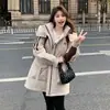 Imagem Oficial Tendência Casual Parka Jaqueta de Algodão com Penas Feminina 2026 Novo Estilo Proteção contra Frio Inverno Leve Quentinho Peça de Roupa Externa Em Estoque