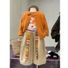 Conjunto de cárdigan de punto de otoño para niñas Nuevo 2026 Manga larga Retro Casual Atuendo de dopamina para niñas Moderno