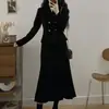 Conjunto de Veludo Cotelê Estilo Hepburn para Mulheres, Design de Outono, Jaqueta Estruturada de Manga Longa nos Ombros, Saia Longa Cauda de Peixe que Marca a Cintura