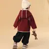 Casaco Masculino de Veludo Plus Outono Inverno 2025 Novo Estilo Casaco de Lã Vermelho de Comprimento Médio para Crianças Roupas de Algodão Grossas para Bebê Menino
