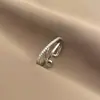 Anel Metálico de Três Camadas com Cruz Microcravejada de Zircônia, Fashion e Versátil, Nicho de Luxo Leve, Alta Qualidade, Elegante e Único, Joia Feminina