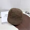 Gorra militar vintage lavada de visera plana para mujer, desgastada y con agujeros, visera corta, estilo workwear, hebilla metálica ajustable en la parte trasera para protección solar