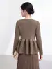 Top de cárdigan tejido, estilo elegante y suave, cuello en V, mangas largas, diseño que ciñe la cintura, bajo con volantes, estiloso y chic, camiseta inspirada en Miyake