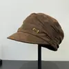 Chapéu artístico de camurça plissado para outono e inverno, estilo vintage, malha fina, com um pequeno logo, chapéu de jornaleiro, chapéu de pintor