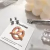 Pendientes de flor pequeña con cierre de tornillo, pendientes de temperamento femenino, versátiles, flor de cinco pétalos, diseño de nicho, nueva tendencia 2024