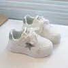 Tênis Esportivo Infantil 2026 Outono Novo Modelo Sapatos Brancos para Meninas Sola Macia Tênis para Meninos Estrela de Cinco Pontas Estilo Coreano Sapatos Casuais