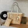 Venta al por mayor desde la fábrica de origen: Bolsa de mano con monograma vintage, bolsa de compras de gran capacidad para madre e hijo, colgante de oso, bolso de hombro para el trabajo