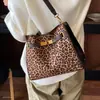 Bolso Tote de Moda Otoño Hombro Único Nuevo Estilo Diagonal Gran Capacidad Exquisito Coreano Tote Diario para Mujer 2026 Cruzado Estampado de Leopardo
