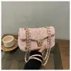 Bolsa feminina 2026 novo modelo, design de nicho, casual, única, moderna, bolsa de ombro sob o braço, bolsa quadrada pequena transversal com corrente