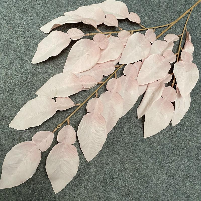 淡粉色