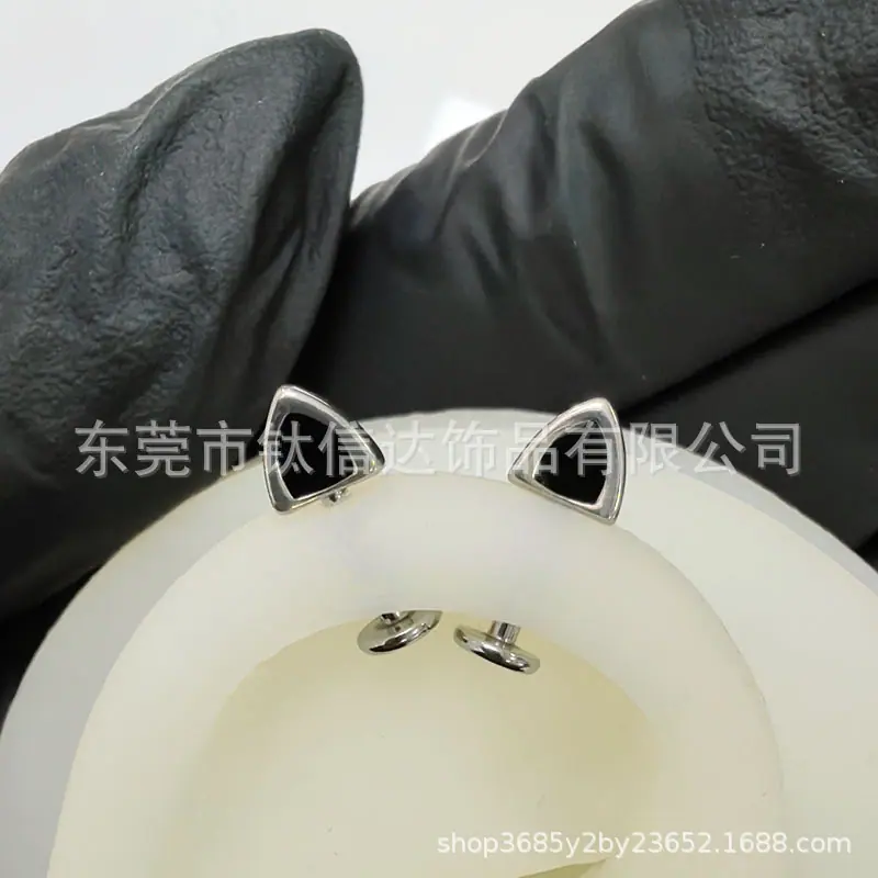 黑色