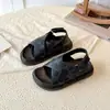 Sandálias Casuais de Velcro Estilo Novo para Crianças 2026 Sapatos de Praia de Verão para Meninas, Tamanhos Pequeno, Médio e Grande, Sapatinhos Estilosos para Bebês