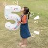 Balões de número brancos metalizados da moda para decoração de cena de festa de primeiro aniversário ao ar livre e adereços para fotos em redes sociais