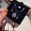 Tela Cepillada Italiana Qi Lati Diamante Completo Hueco Trébol de Cuatro Hojas Collar para Mujer Estilo Retro de Corte Cadena para Clavícula de Flor