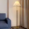 Lámpara de pie para sala de estar, sofá, lateral, nórdica, retro, plisada, minimalista, de lujo, para dormitorio, mesita de noche, cálida, vertical, lámpara de mesa
