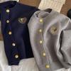 Cardigan Suéter Acadêmico Infantil Estilo Primavera e Outono 2025 Meninos e Meninas Estilo Coreano Top Bordado Cor Sólida Moda Casaco Tendência