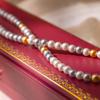 Colar de pérolas de outono e inverno de cores mistas de luxo leve, nova corrente de clavícula de moda popular, corrente de pescoço de doces de alta qualidade, quatro estações