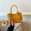 Bolsa de mão tecida retrô fashion 2026 novo modelo bolsa cesta texturizada de grande capacidade bolsa de ombro transversal cor sólida