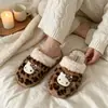 Pantuflas de algodón auténticas de Hello Kitty con lindo estampado de leopardo, cómodas para uso en casa, cálidas y amigables con la piel para otoño e invierno, zapatos peludos para mujer