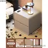 Mesita de noche de madera maciza para uso doméstico, nuevo modelo 2026, tamaño pequeño, color crema vintage, diseño minimalista moderno, gabinete de almacenamiento de mesita de noche