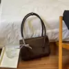 Este año, las bolsas grandes para axilas están de moda.. Aquí están los nuevos estilos de primavera/verano 2026: bolsos tote y bandoleras elegantes y a la moda con un aspecto de alta gama