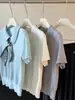 Top de punto gris con cuello polo de manga corta de seda helada para mujer, nuevo estilo de principios de otoño, simple y casual, adelgazante, con bufanda