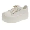 Zapatillas blancas de suela gruesa para mujer que aumentan la altura, nueva colección de otoño 2026, zapatos versátiles para mujeres bajitas, de caña alta, diseño de puntera ancha