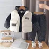 Conjunto de Roupas para Bebê Menino Outono e Inverno, Novo Estiloso Conjunto de Três Peças com Colete Espesso Quente para Meninos de Inverno Tendência