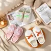 Novas pantufas peludas com laço transfronteiriças para mulheres, outono e inverno, solado grosso, quentes, antiderrapantes, de algodão para casa, estilo para meninas de interior