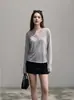 Coleção Outono 2026: Suéter de tricô slim fit de manga longa, simples e estiloso, com gola semiaberta, uma peça versátil e que valoriza o corpo para mulheres, estilo 25691