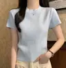 Camiseta de Tricô de Manga Curta para Mulheres, Estilo Fino de Verão, Nova Peça Versátil Slim-Fit Curta com Gola Redonda e Ombros Normais, Super Estilosa, Cinza