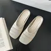 Chinelos com Meia-Saia que Cobrem os Dedos e Design Trançado para Roupas de Noite, Novos Chinelos de Férias Nicho Estilo Coreano Feminino para Exterior Primavera/Verão 2026
