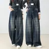 Pantalones de mezclilla anchos estilo retro con costuras visibles, con estampado a cuadros, cintura alta, efecto adelgazante y un diseño de pierna recta y fluido, perfectos para el otoño de 2026